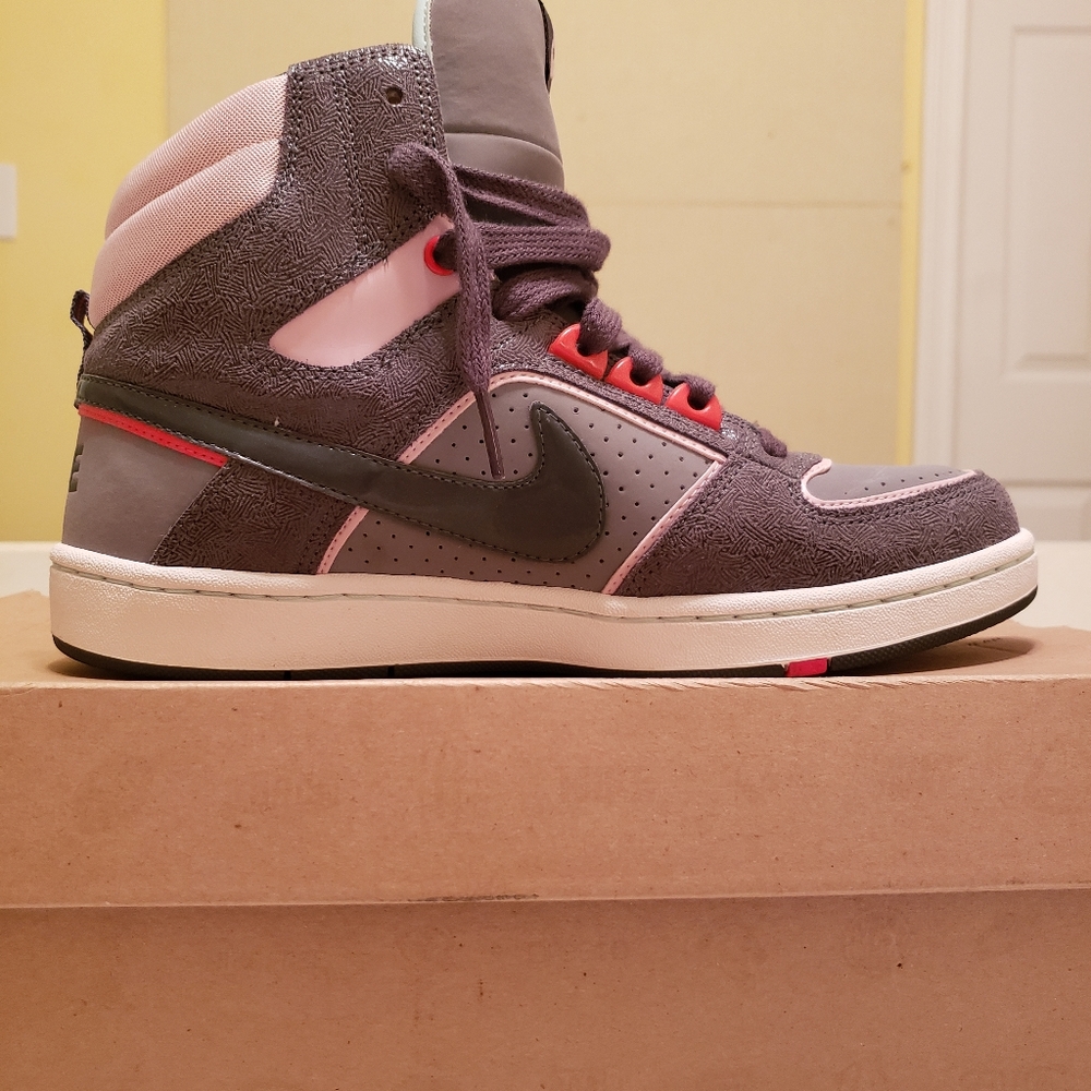 Women's Nike Delta Lite Size 8.5 NEVER WORN